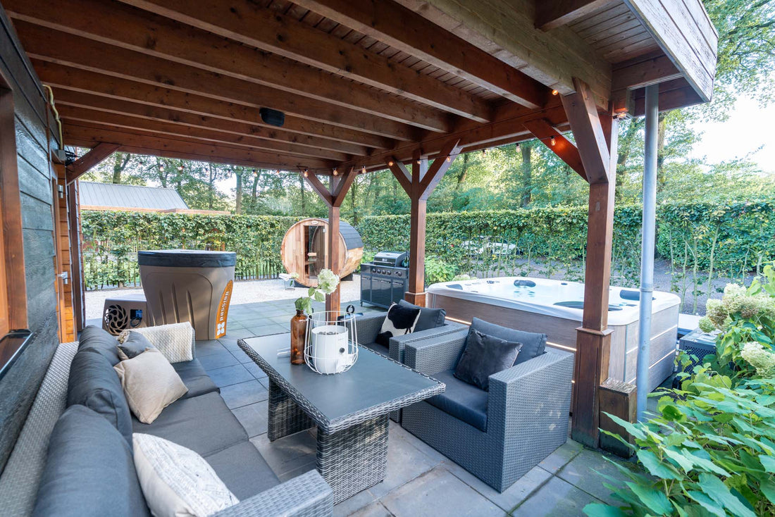 Bungalow met jacuzzi in groene omgeving.